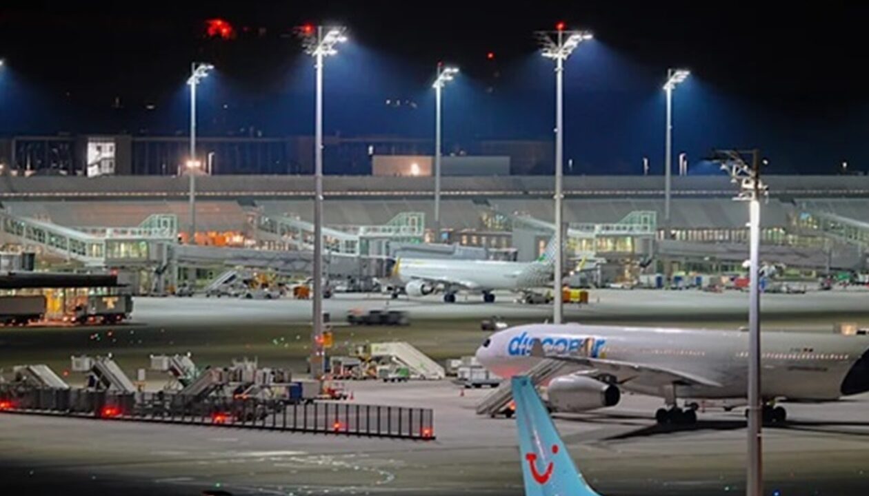 У Німеччині сотні пасажирів ночували у літаках через снігопад