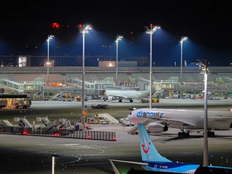 У Німеччині сотні пасажирів ночували у літаках через снігопад