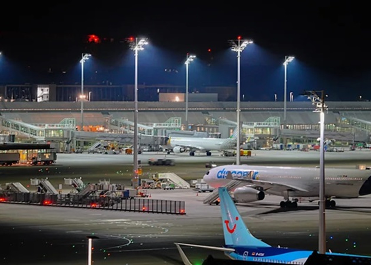 У Німеччині сотні пасажирів ночували у літаках через снігопад