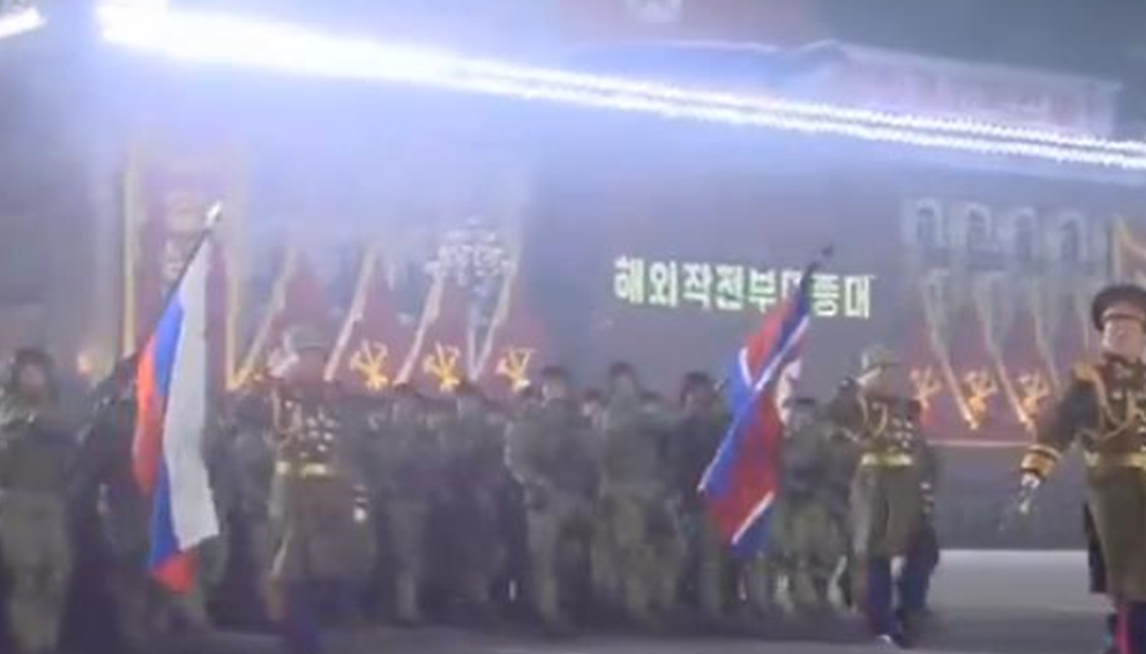 Військові КНДР йшли на параді під прапором РФ: Україна іронічно відповіла