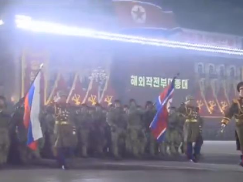 Військові КНДР йшли на параді під прапором РФ: Україна іронічно відповіла