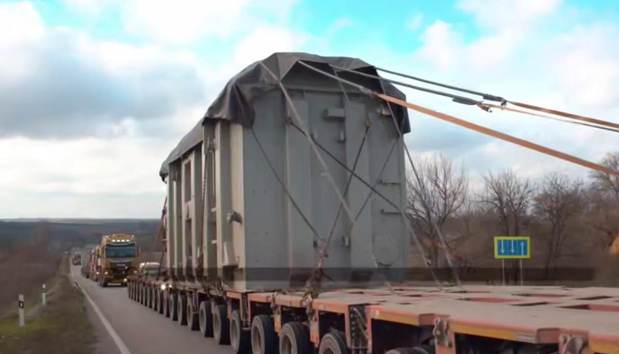 Японія передала Україні три потужні трансформатори