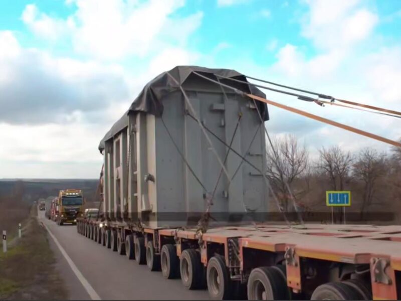 Японія передала Україні три потужні трансформатори