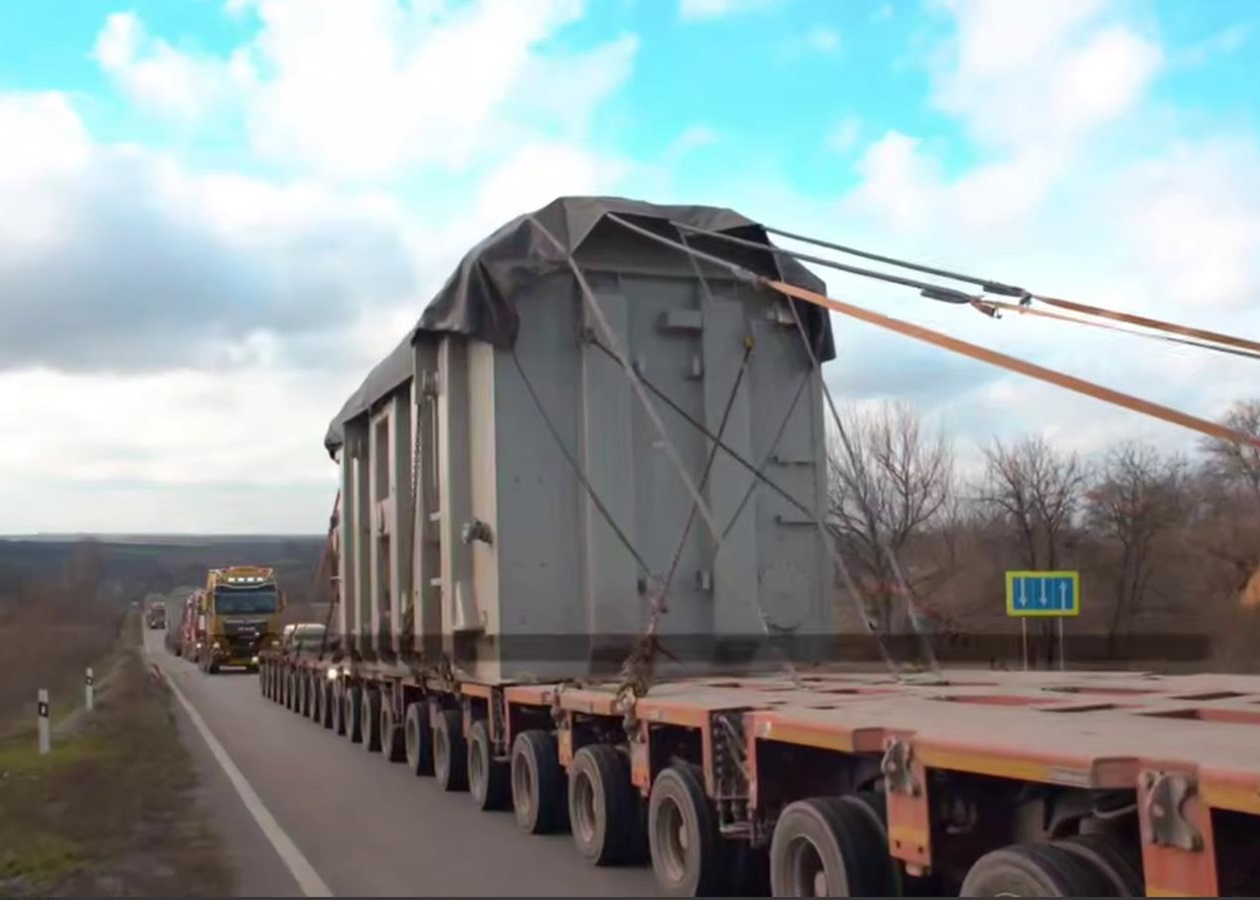 Японія передала Україні три потужні трансформатори