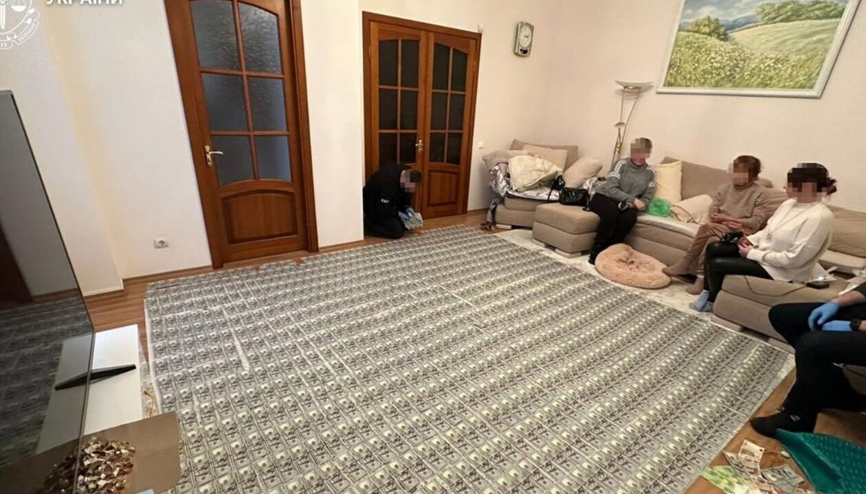 Килим із доларів: у Вінниці лікарки торгували фальшивою інвалідністю