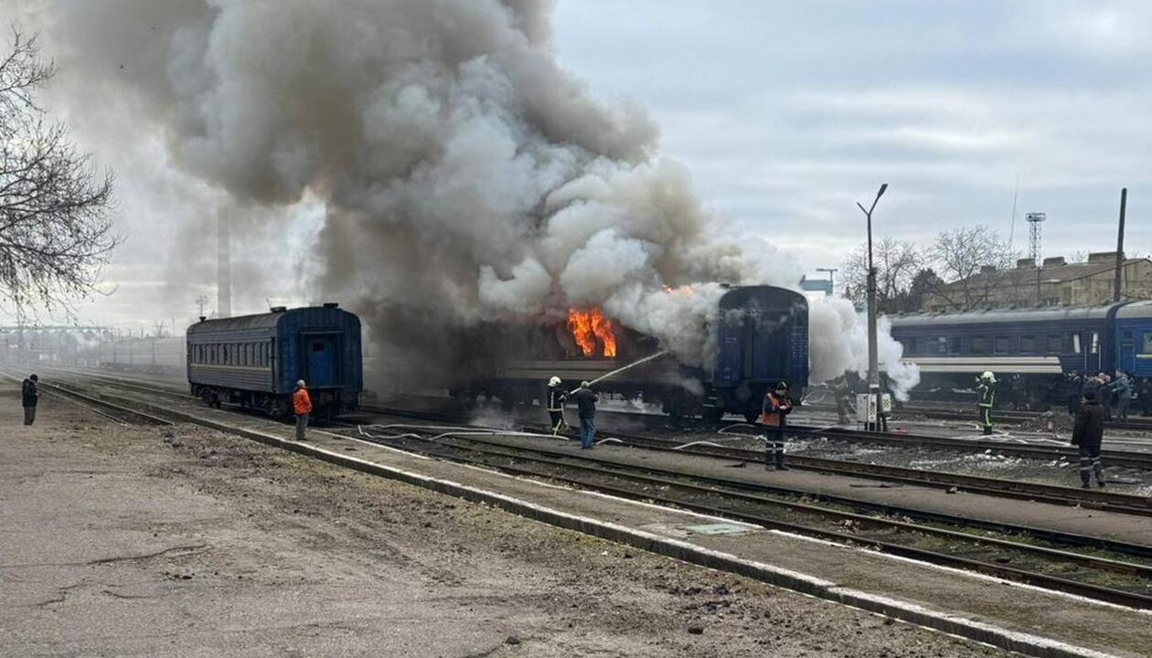 Безпілотник атакував вагон потягу у Миколаєві
