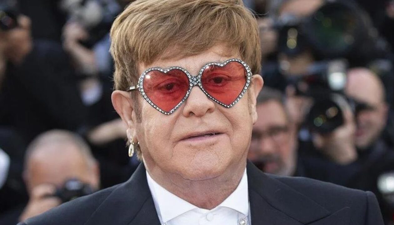 Елтон Джон показався з чоловіком і синами на новому портреті