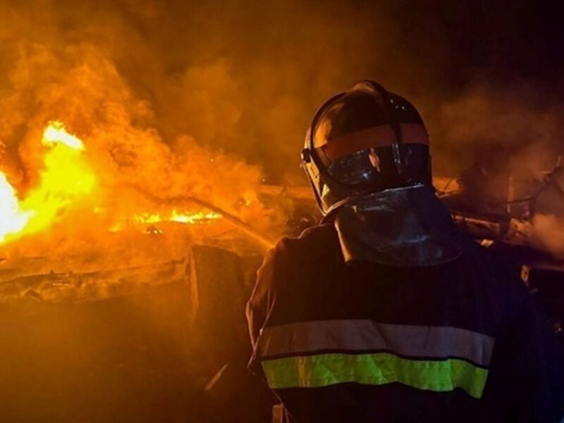 Атака РФ: у Кривому Розі гасять пожежу і рятують людей