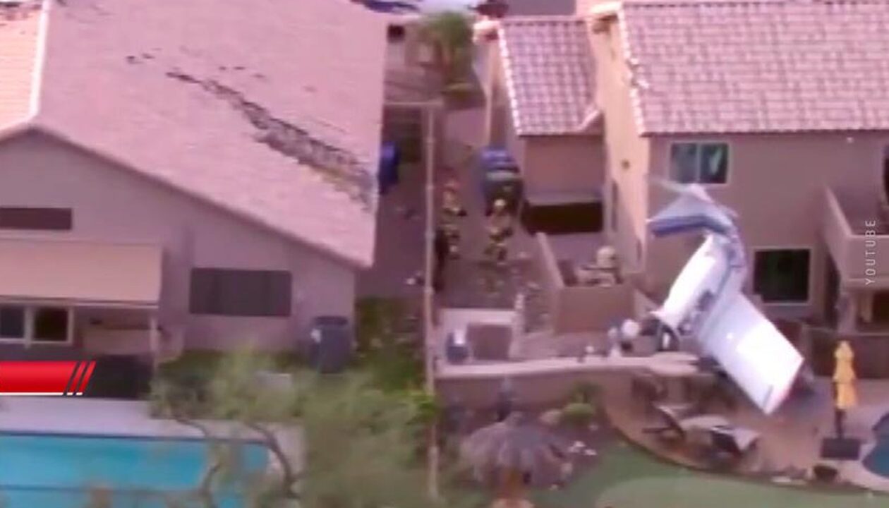 У США літак впав у двір житлового будинку: крило пробило дах, є постраждалі