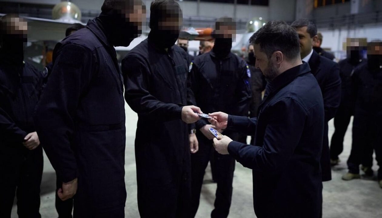 Зеленський у Румунії зустрівся з українськими пілотами F-16