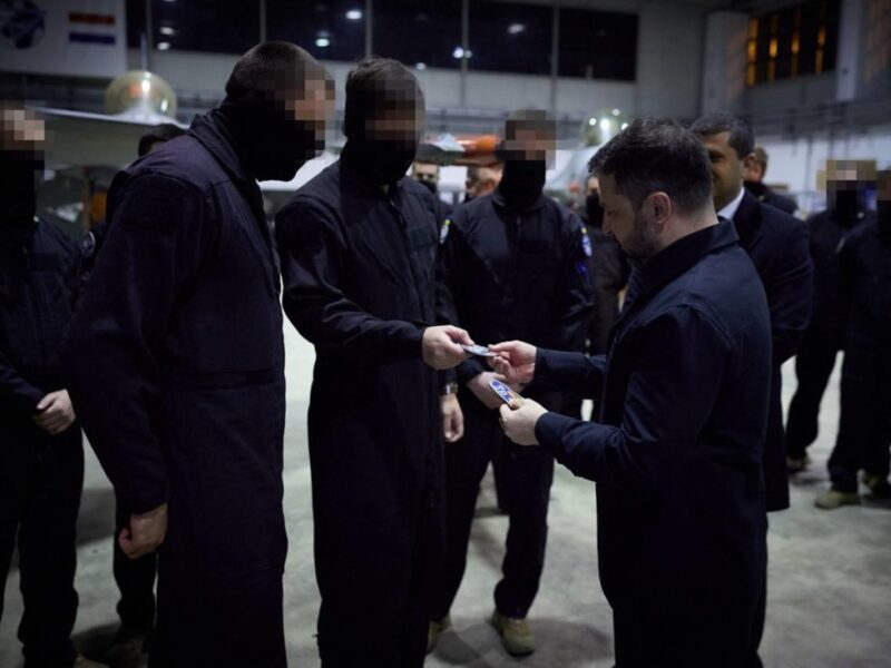 Зеленський у Румунії зустрівся з українськими пілотами F-16