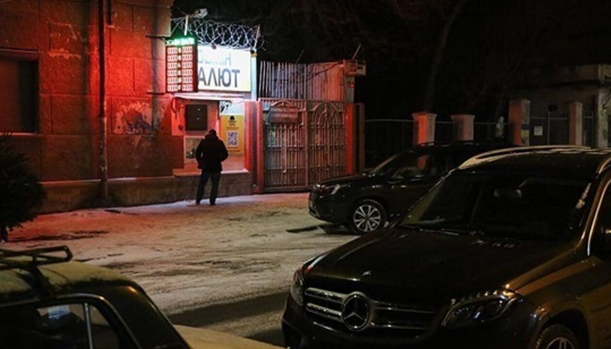 Долар відступив від рекордної позначки в Україні