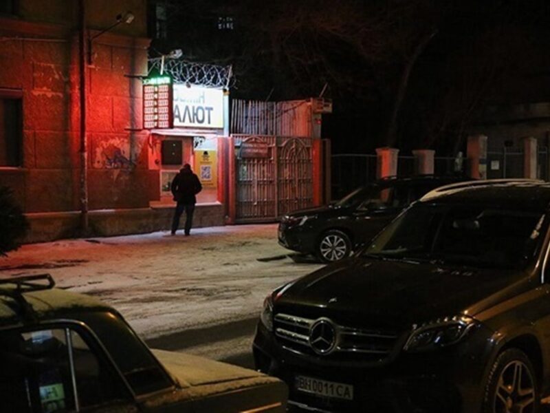 Долар відступив від рекордної позначки в Україні