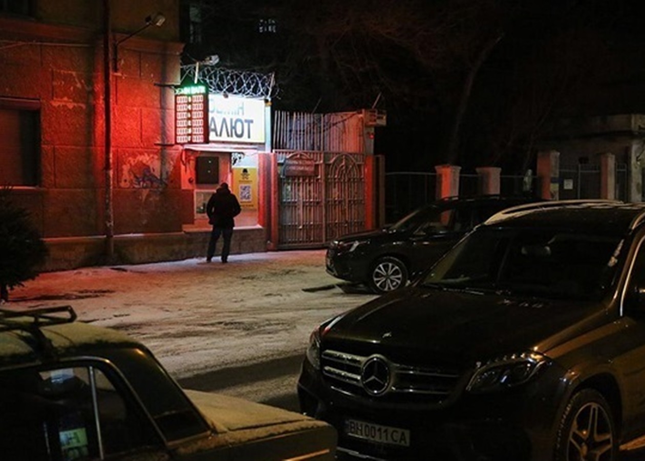 Долар відступив від рекордної позначки в Україні