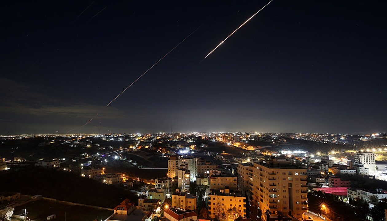 Іран вдарив ракетами по Ізраїлю: є влучання
