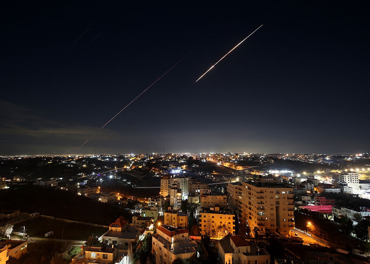 Іран вдарив ракетами по Ізраїлю: є влучання