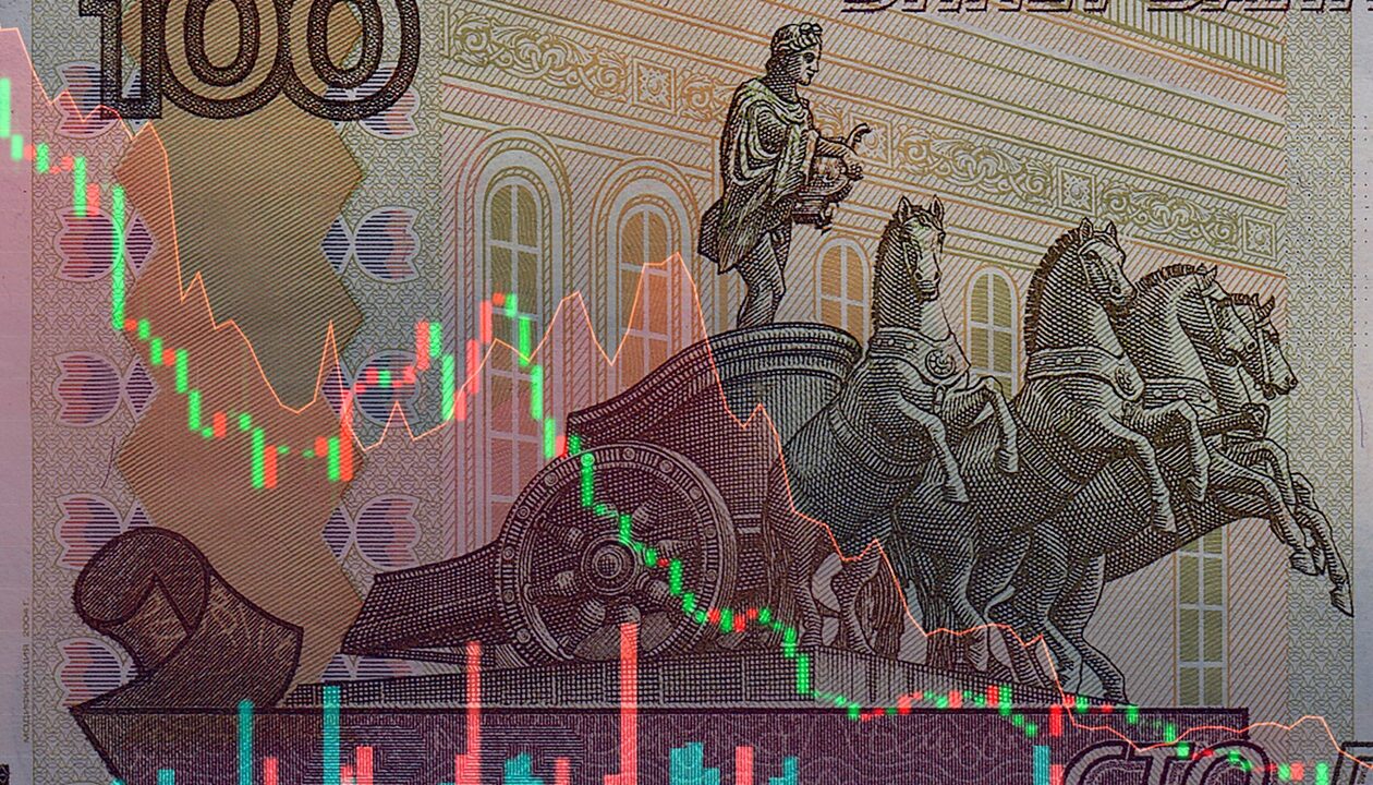 Курс рубля прискорив падіння попри зростання цін на нафту