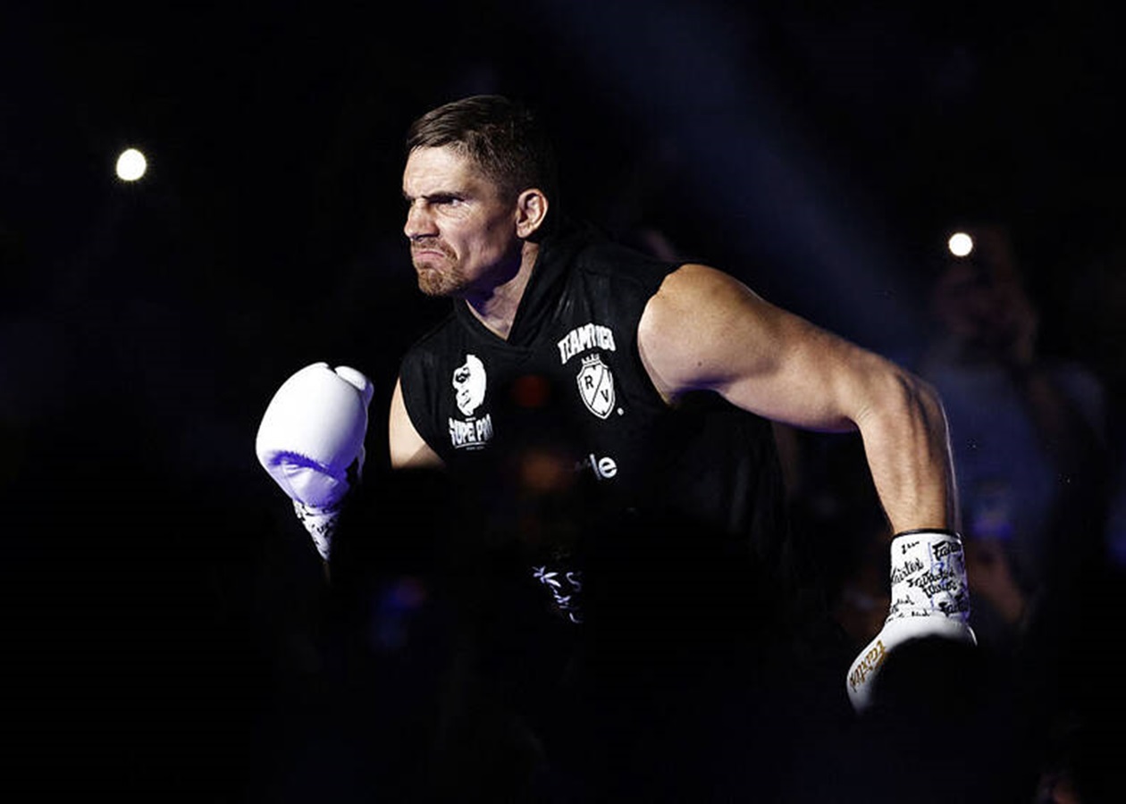 Кікбоксер Верховен налаштовується відстояти всі 12 раундів у бою з Усиком