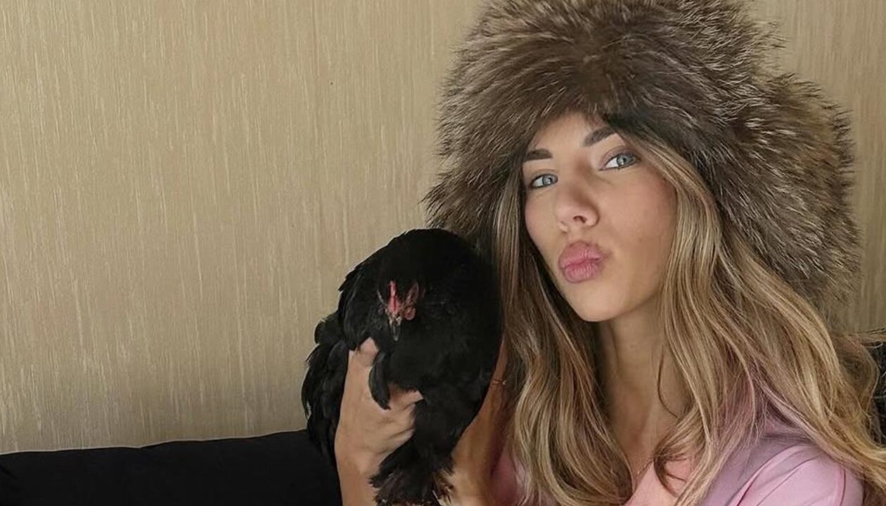 Курка на манікюрі. Одеситка принесла пташку у салон