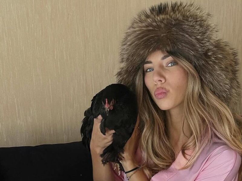 Курка на манікюрі. Одеситка принесла пташку у салон