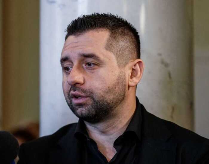 «Конверти» для депутатів: НАБУ може викликати Давида Арахамію на допит у справі про «чорну касу»