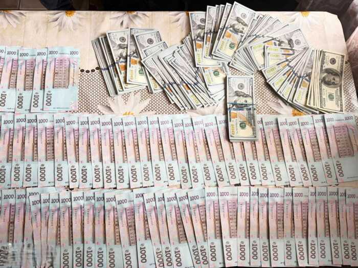 ДБР затримало на гарячому посадовця районного ТЦК на Вінниччині, який за 3 тисячі доларів знімав з розшуку