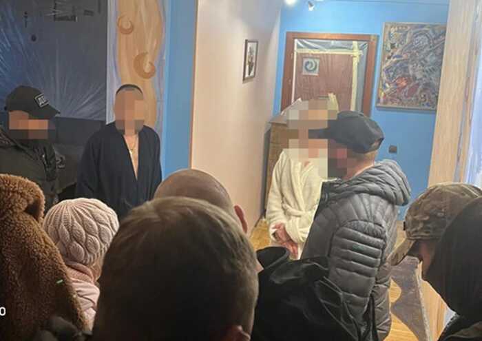 Просили до 30 тисяч доларів за «виїзд»: ДБР та СБУ затримали двох помічників нардепів у справі про шахрайство