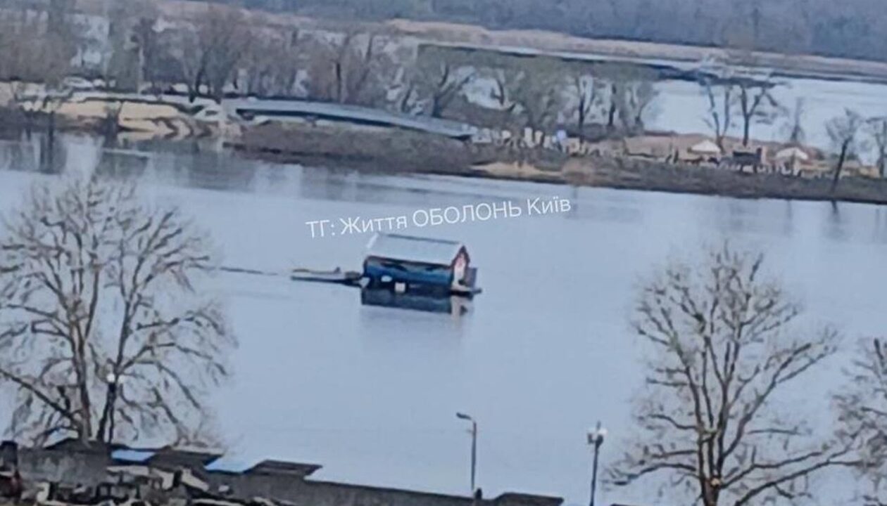 У Києві помітили плаваючий будинок