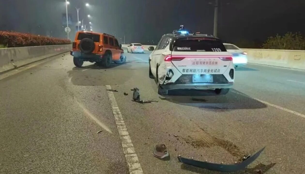 У Китаї сотні безпілотних таксі "замерли" посеред трас