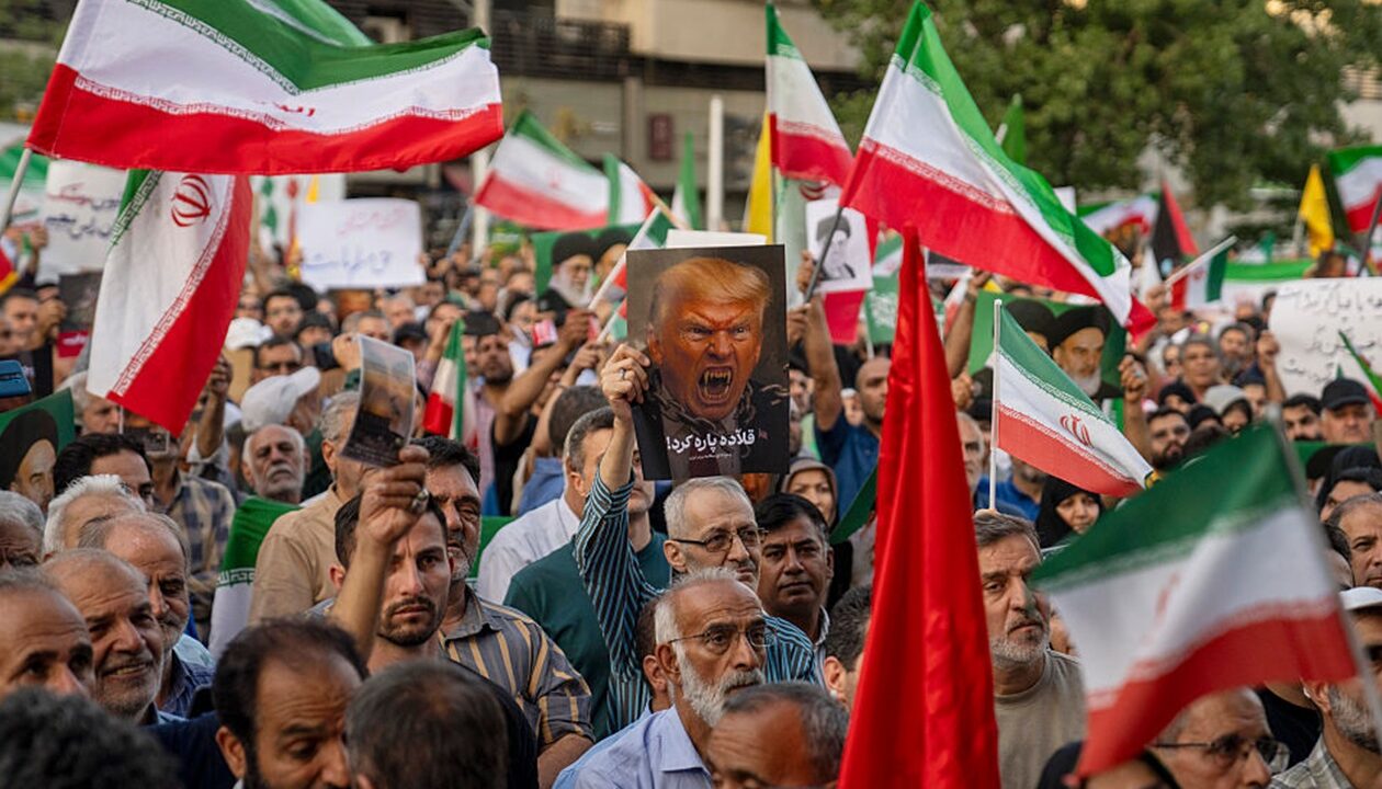 Іранці утворять "живі ланцюги" навколо електростанцій