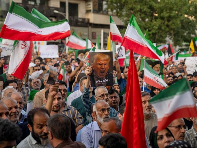 Іранці утворять "живі ланцюги" навколо електростанцій