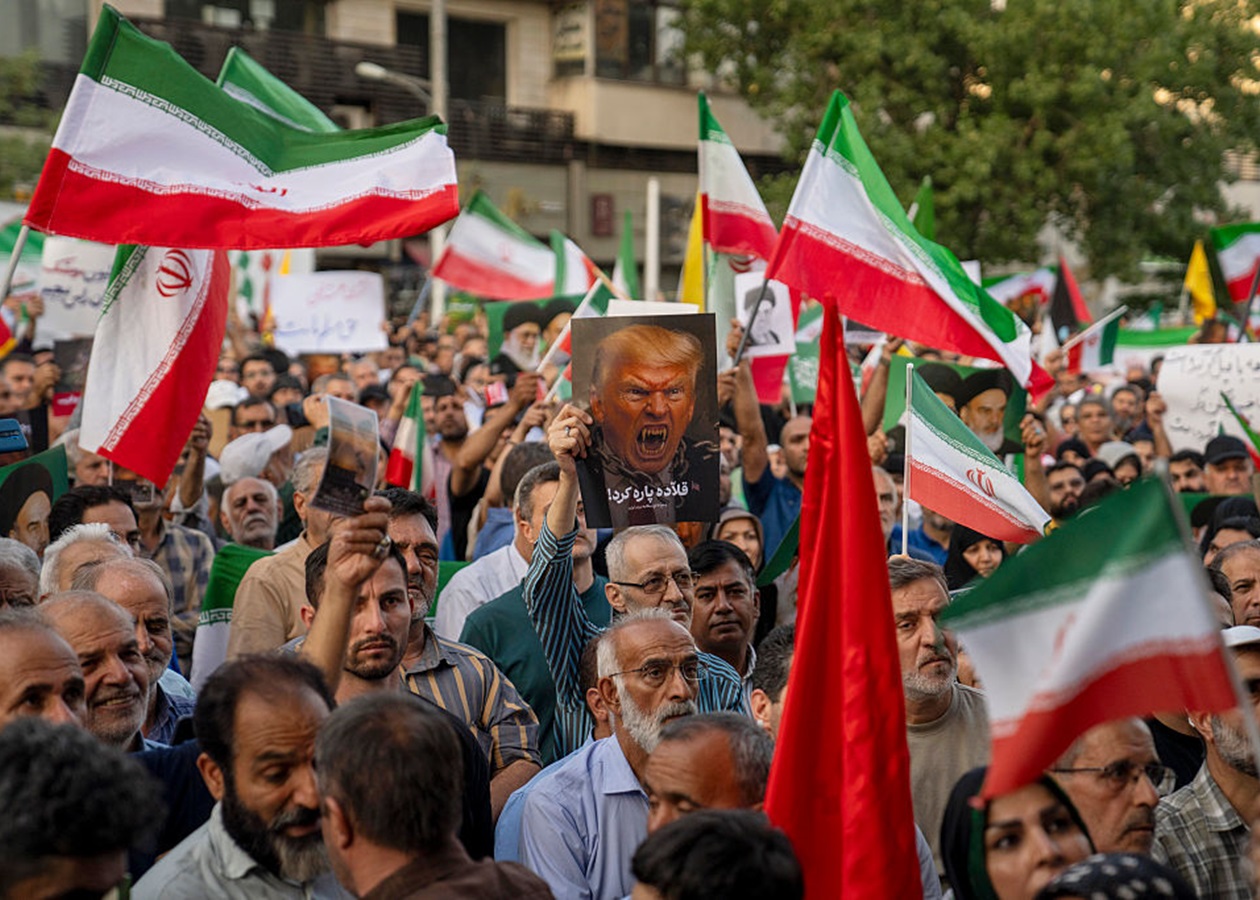 Іранці утворять "живі ланцюги" навколо електростанцій