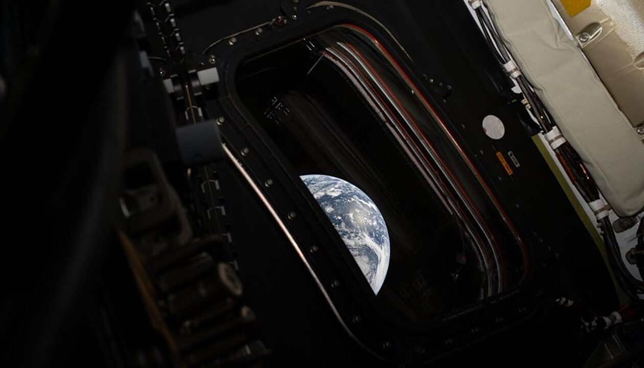 Екіпаж місії Артеміда-2 облетів Місяць та повертається на Землю