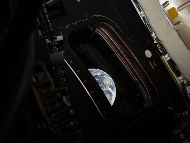 Екіпаж місії Артеміда-2 облетів Місяць та повертається на Землю