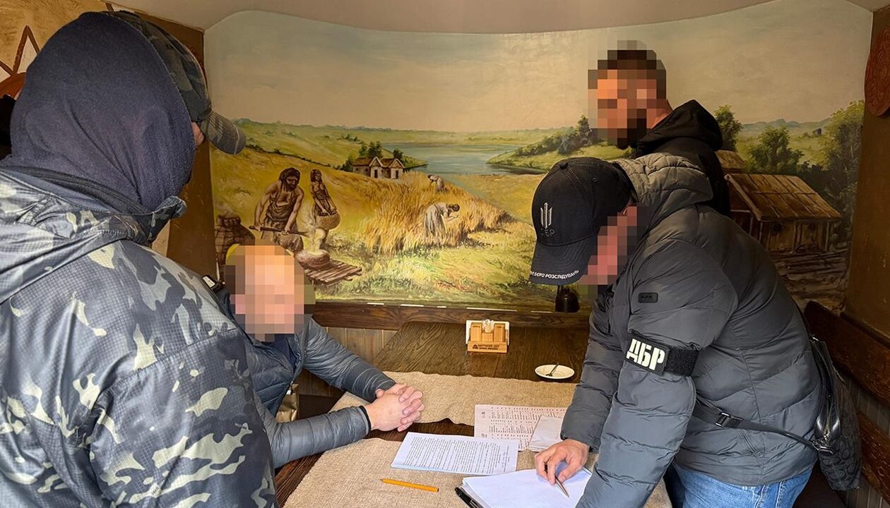 Посадовця Укрзалізниці викрили на $100 тис. хабаря