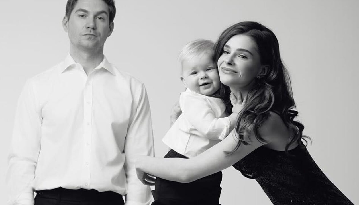 Остапчук із дружиною та сином покидає Україну