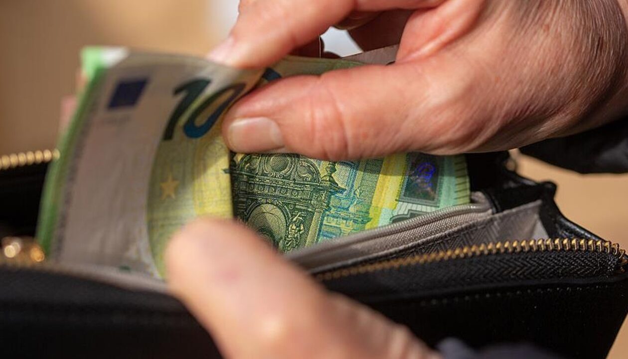 Євро подорожчало до нового історичного максимуму