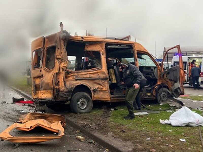 Росіяни двічі за вечір атакували автостоянки у Сумах