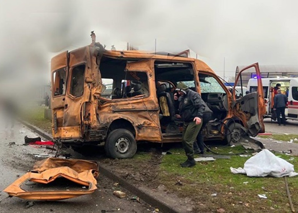 Росіяни двічі за вечір атакували автостоянки у Сумах