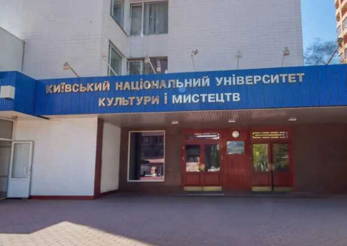 Поліція проводить обшуки у вишах, пов’язаних із Поплавським
