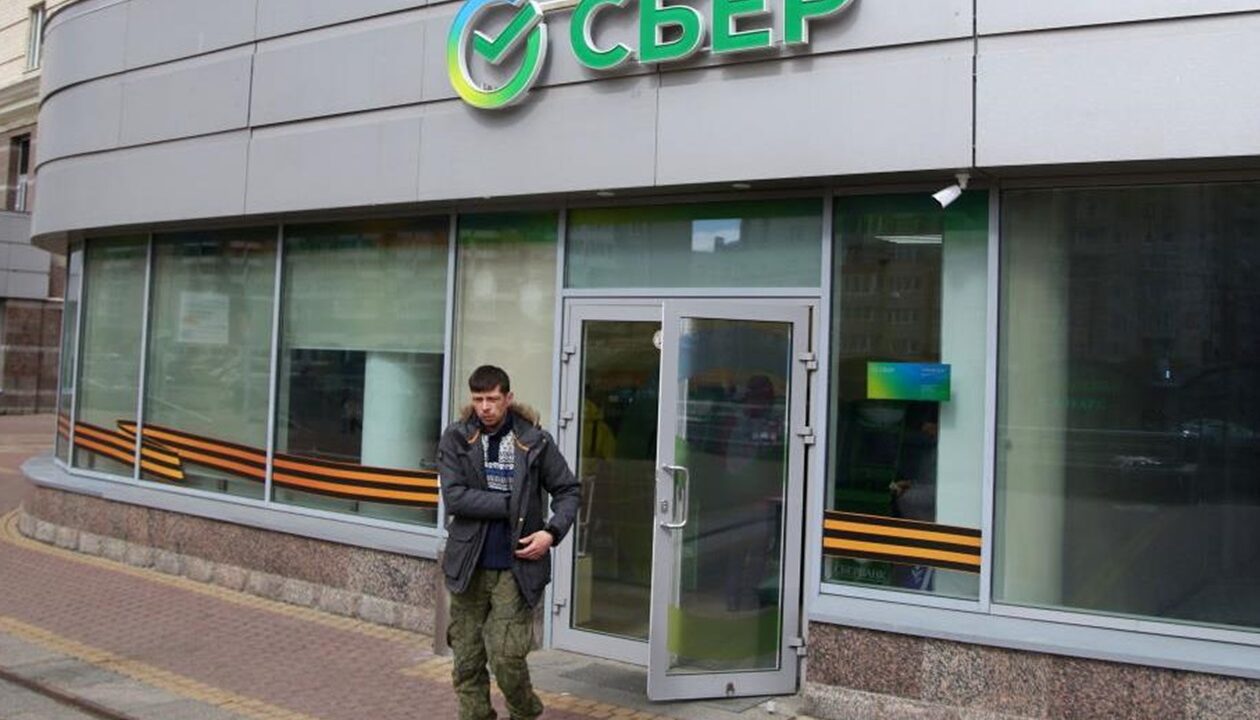 Відключення інтернету: Росіяни "винесли" з банків рекордну суму грошей