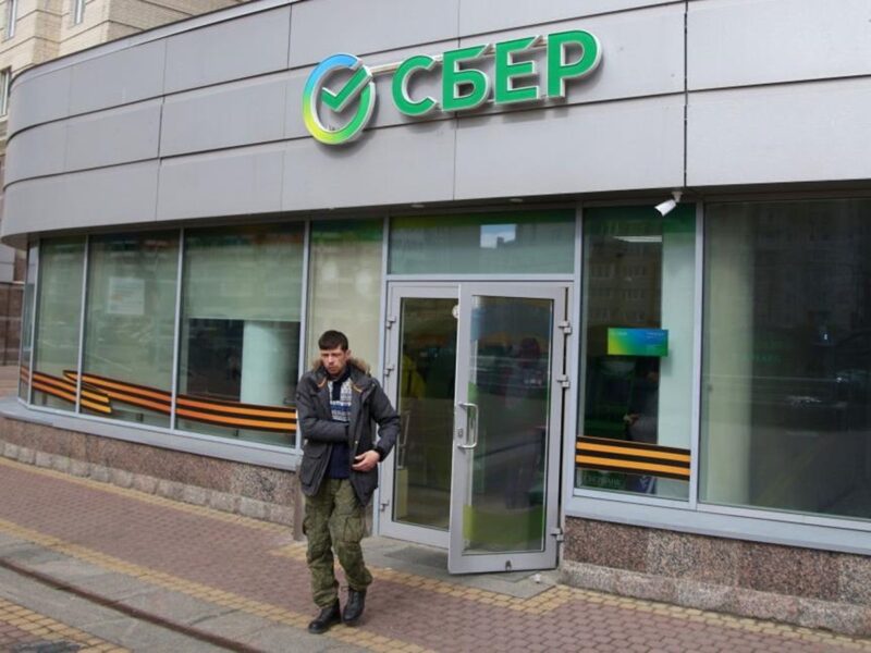 Відключення інтернету: Росіяни "винесли" з банків рекордну суму грошей