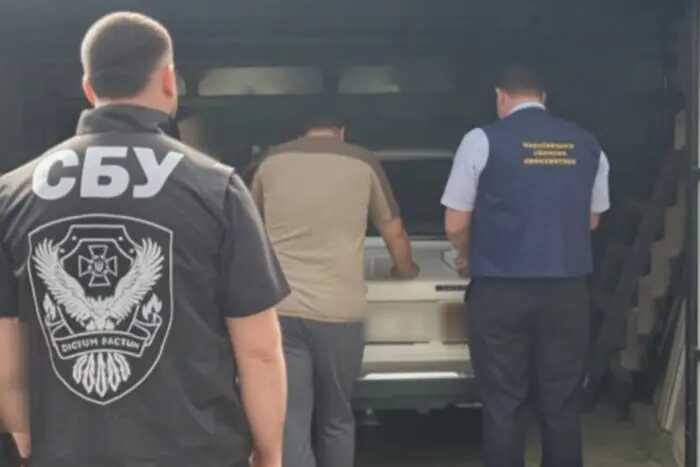 Торгівля дозволами за 3 тисячі доларів біля лікарні: на Буковині затримали в. о. мера Кіцманя Івана Семенюка