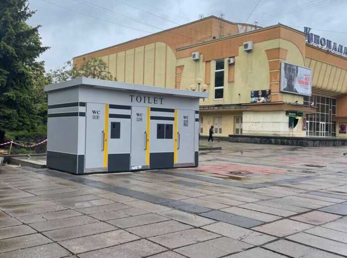 Золота вбиральня Дніпра: комунальники купують модульний туалет, дорожчий за трикімнатну квартиру
