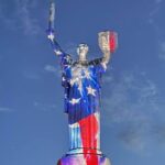 Батьківщину-мати підсвітили у кольори прапора США