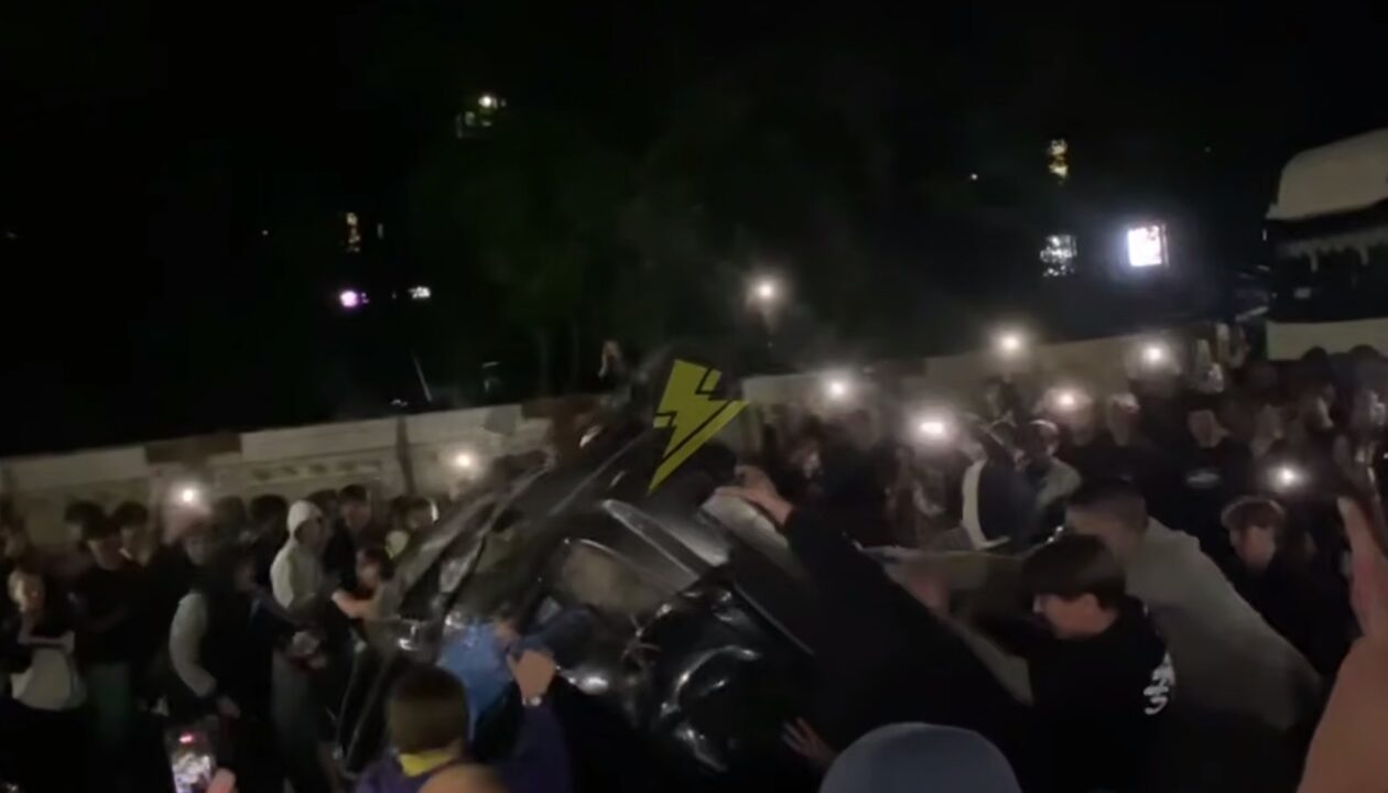 У Львові натовп перекинув авто ТЦК