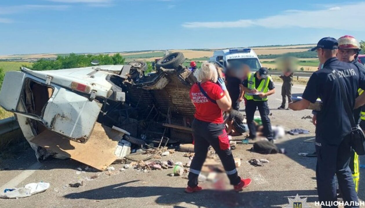 На трасі Одеса-Київ маршрутка врізалася у фуру, є жертви