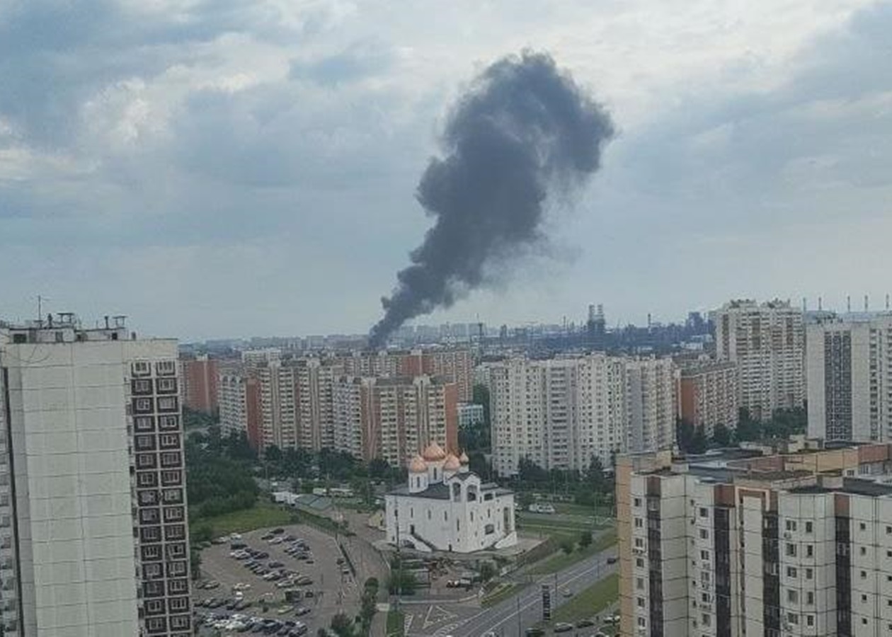 У Москві пожежа на НПЗ після атаки дронів