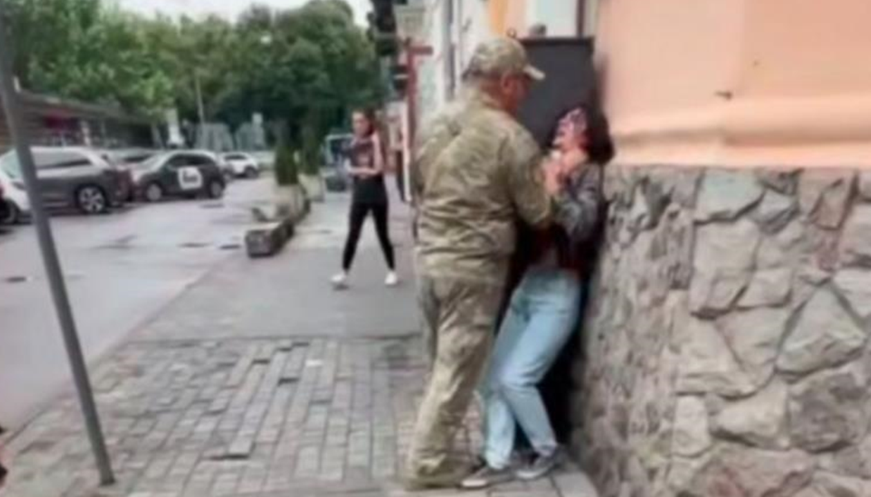 У Львові військовий ТЦК схопив жінку за горло: у військкоматі відреагували