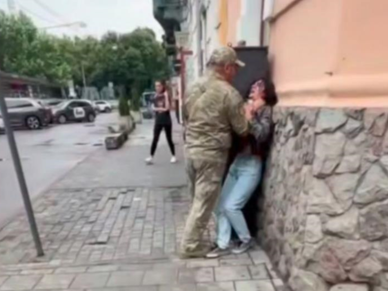 У Львові військовий ТЦК схопив жінку за горло: у військкоматі відреагували